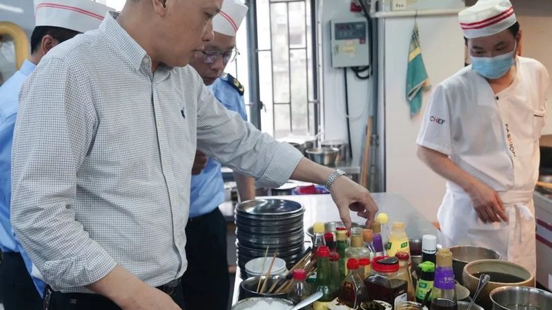 袋装坚果的营养成分表通常包括以下几项关键信息：